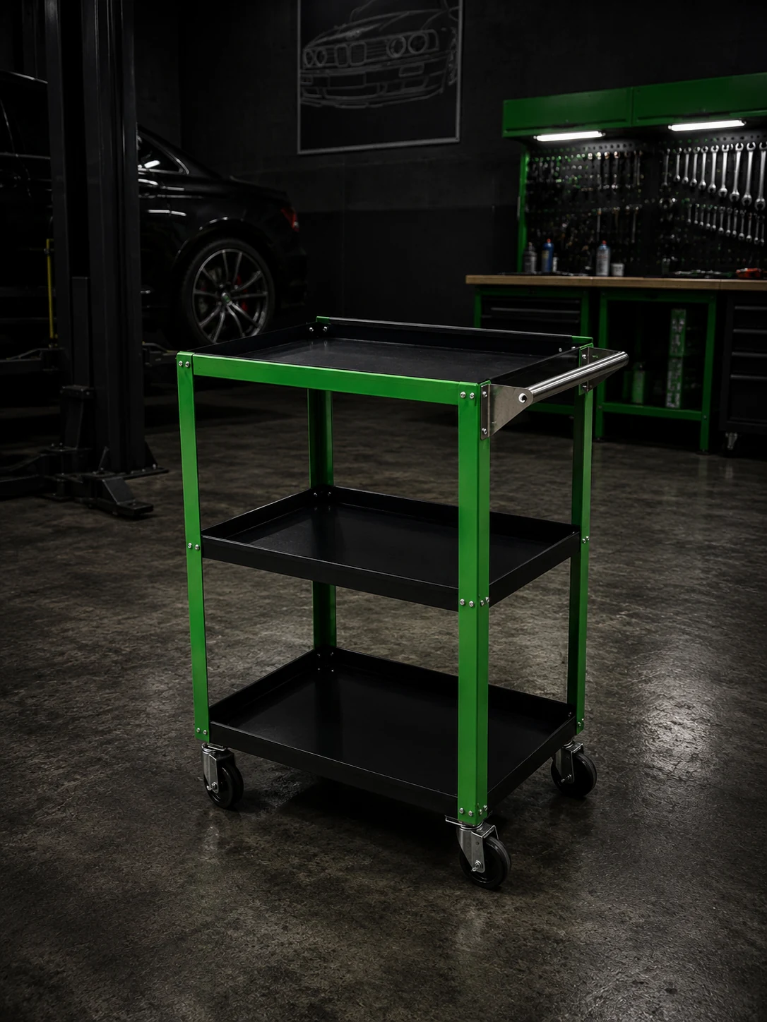 Carrinho metálico industrial verde e preto com três bandejas